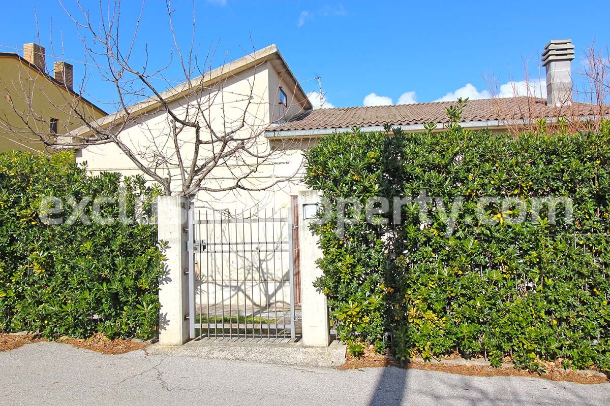 House with garden near the coast for sale in Abruzzo 8