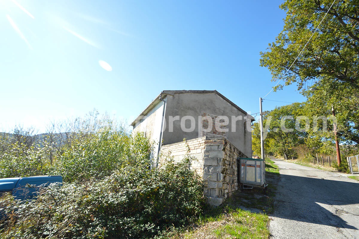 Rural house with land overlooking the hills for sale in Abruzzo 6