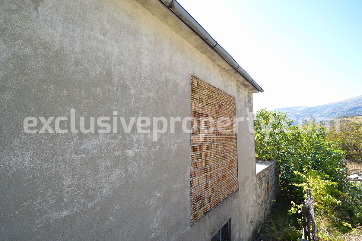 Rural house with land overlooking the hills for sale in Abruzzo 9