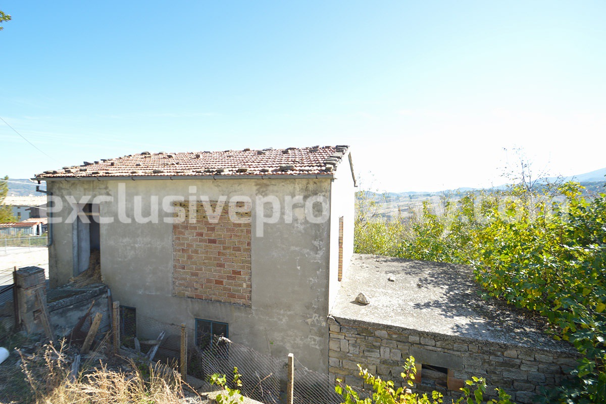 Rural house with land overlooking the hills for sale in Abruzzo 1