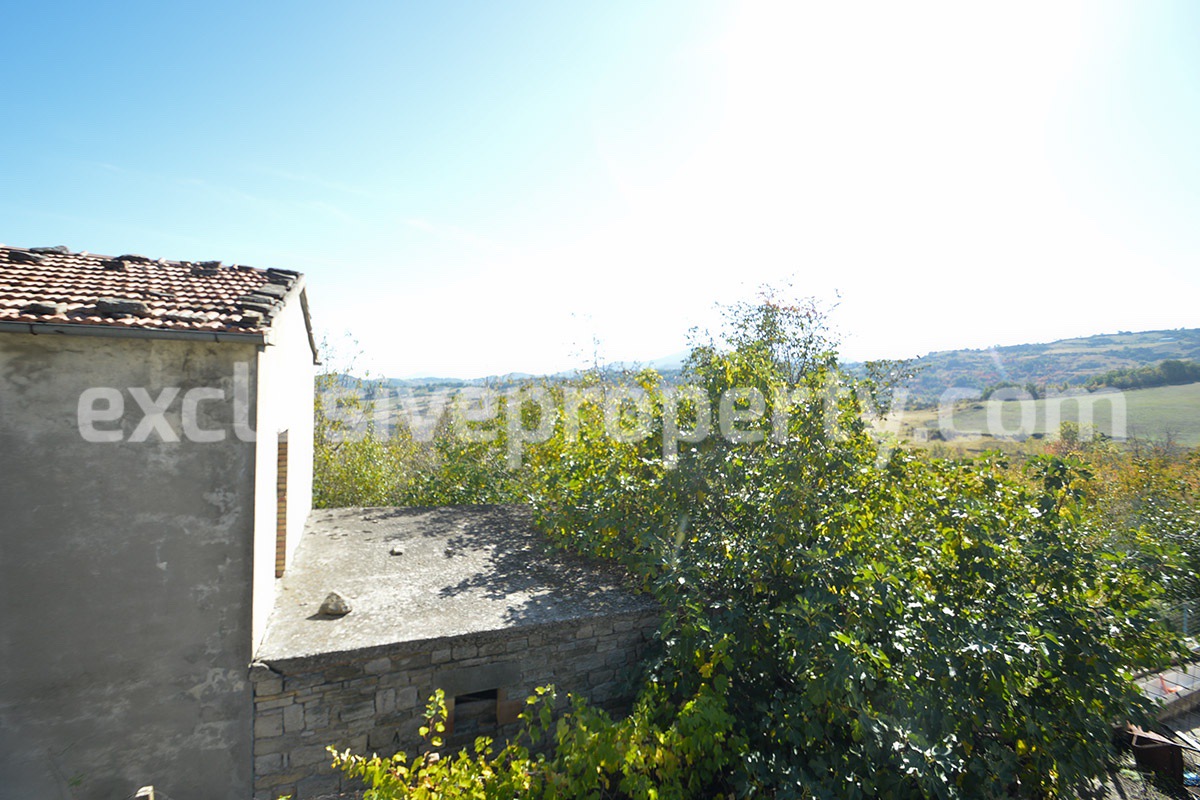 Rural house with land overlooking the hills for sale in Abruzzo 3