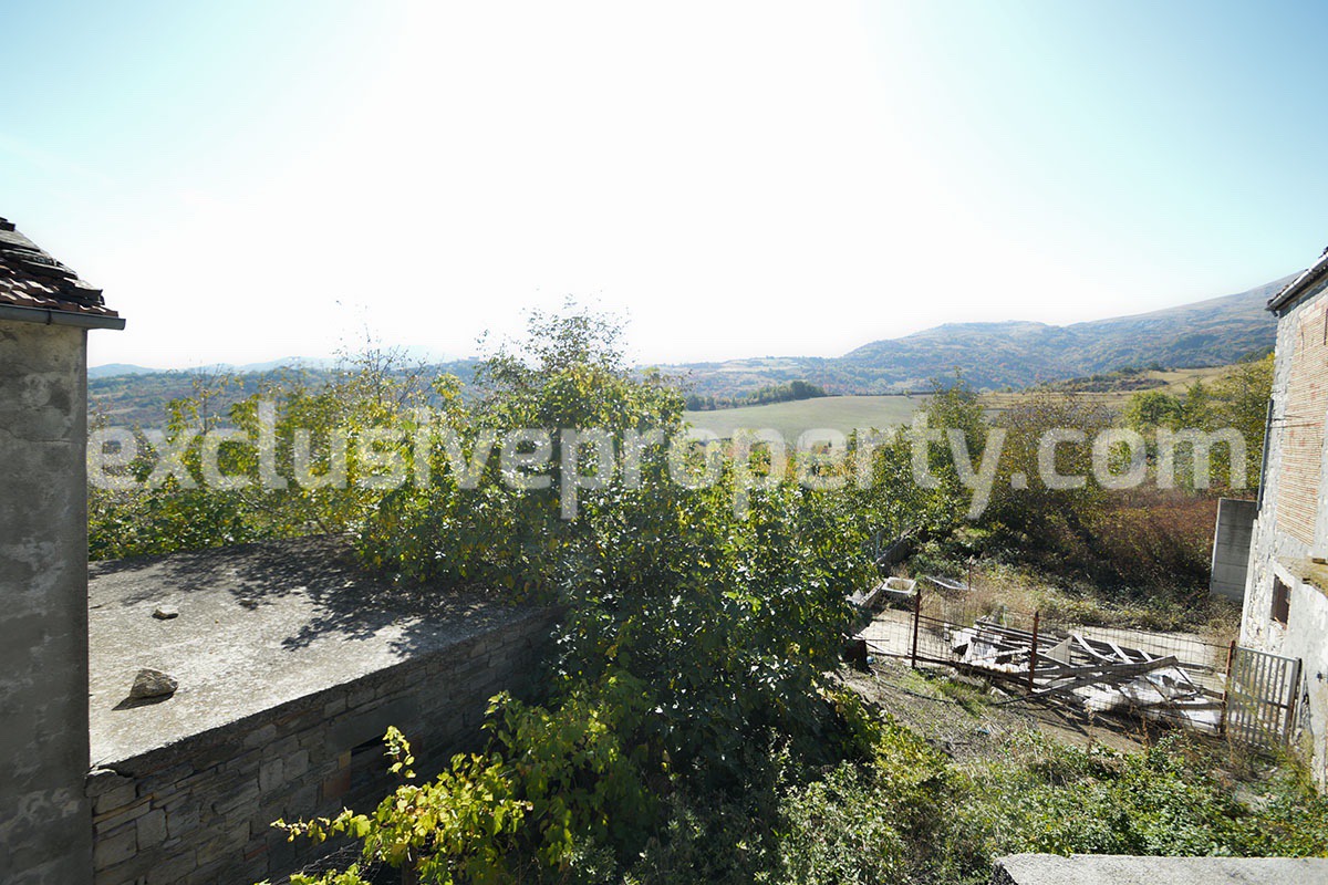 Rural house with land overlooking the hills for sale in Abruzzo