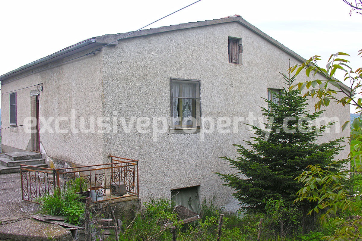 Country house with terrace and barn for sale in Abruzzo - Italy