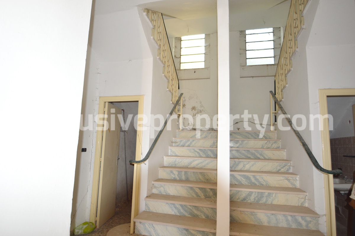 Selling house in Italy with terrace in Aruzzo - Roccaspinalveti