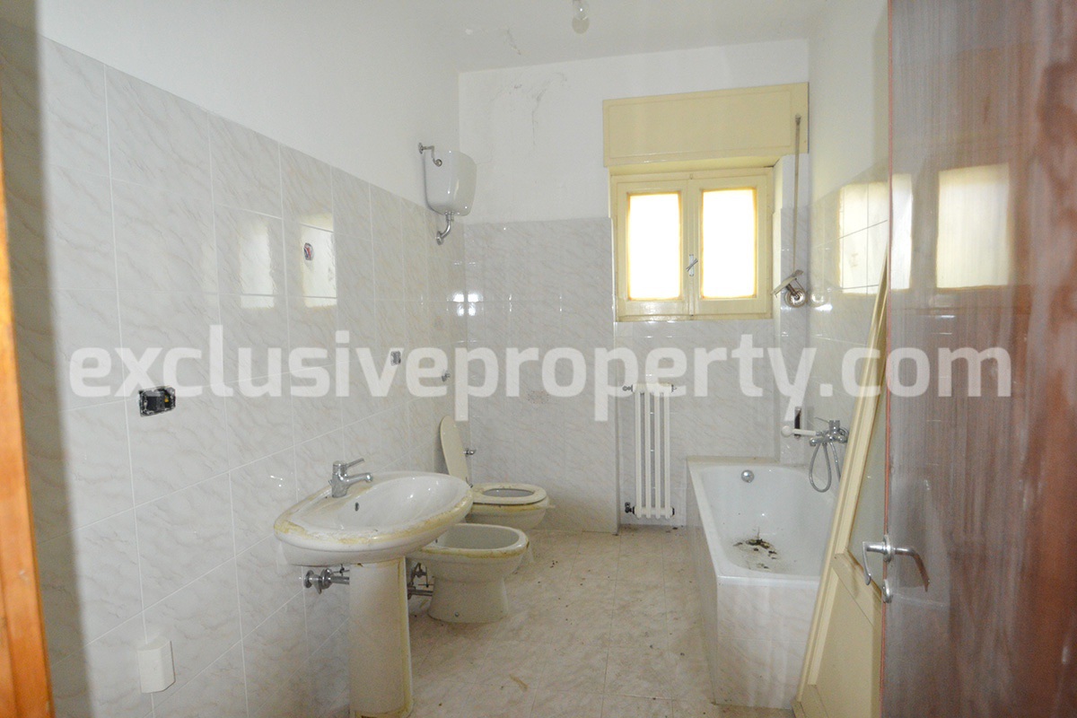 Selling house in Italy with terrace in Aruzzo - Roccaspinalveti 9
