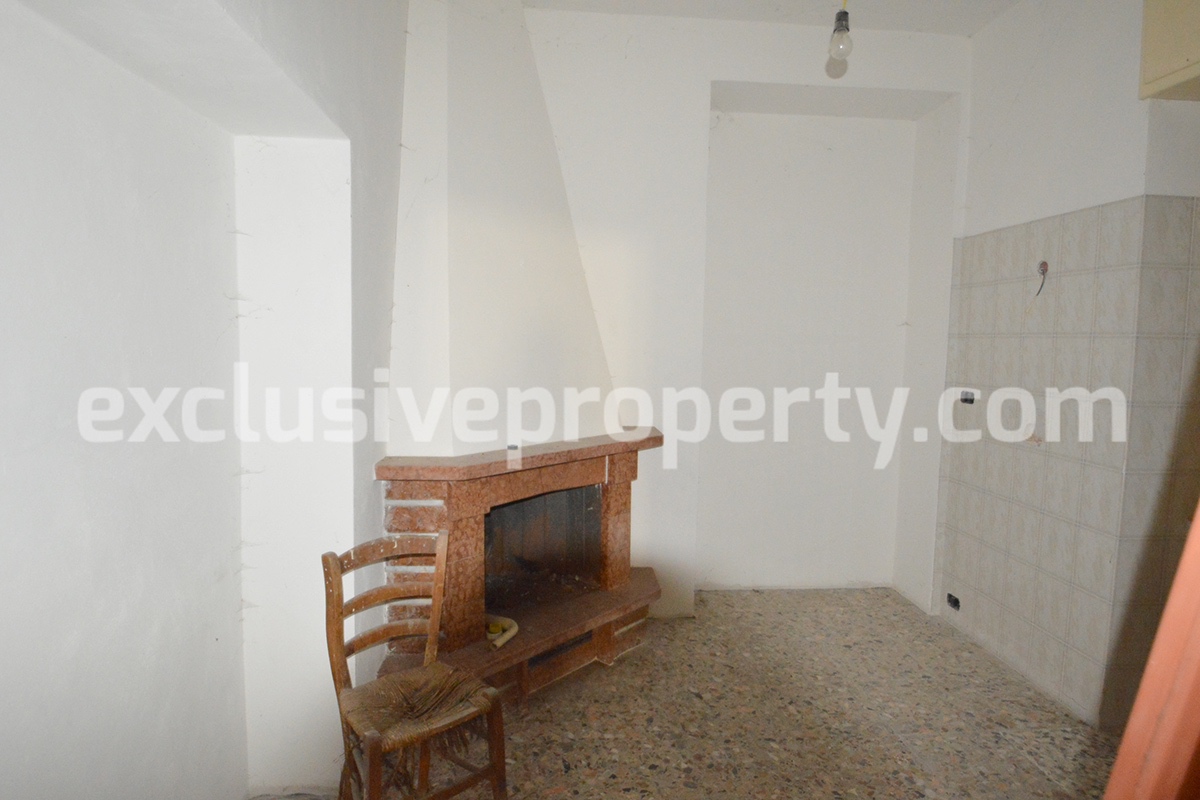 Selling house in Italy with terrace in Aruzzo - Roccaspinalveti 21