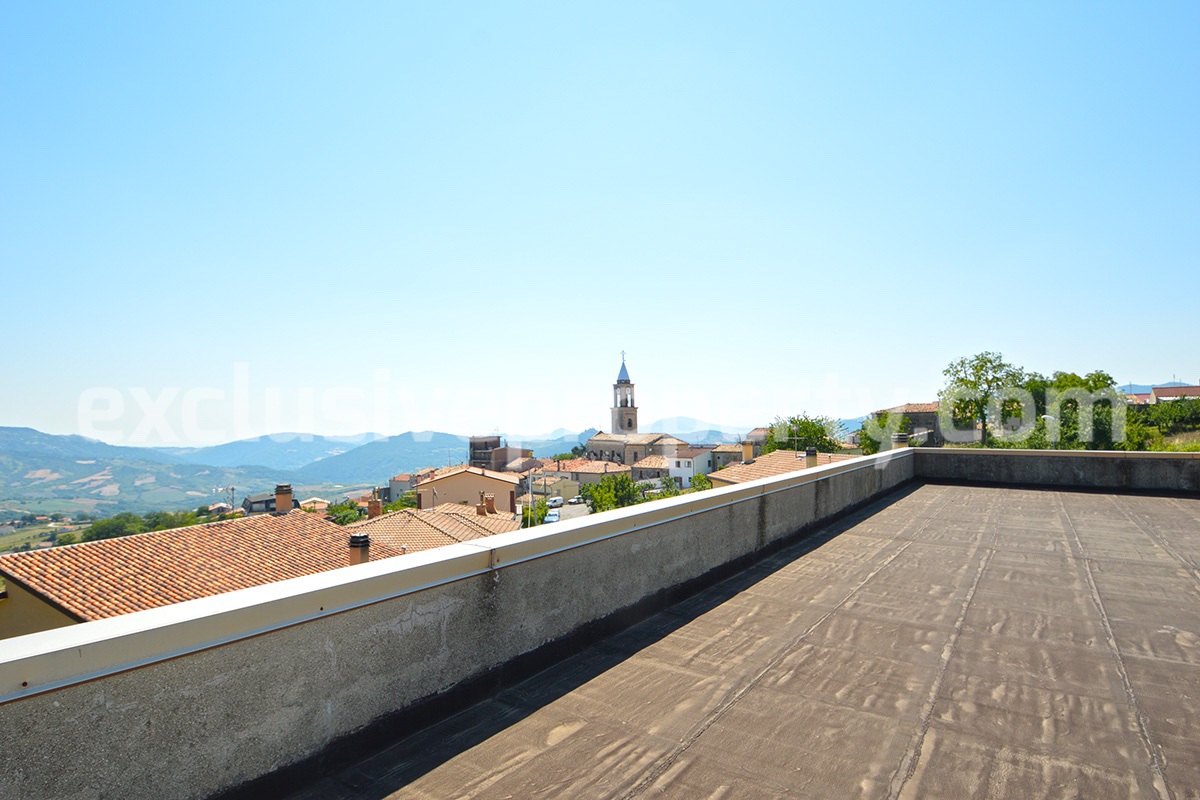 Selling house in Italy with terrace in Aruzzo - Roccaspinalveti 32