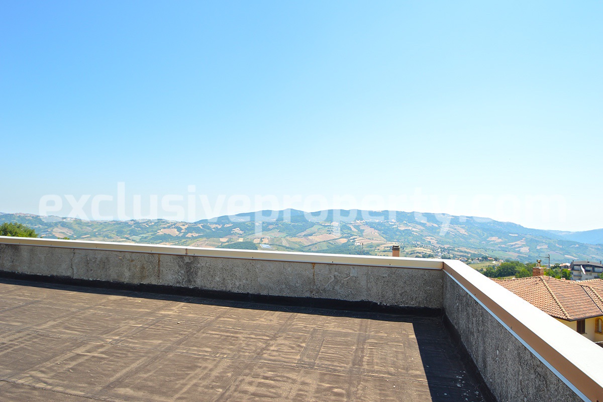 Selling house in Italy with terrace in Aruzzo - Roccaspinalveti