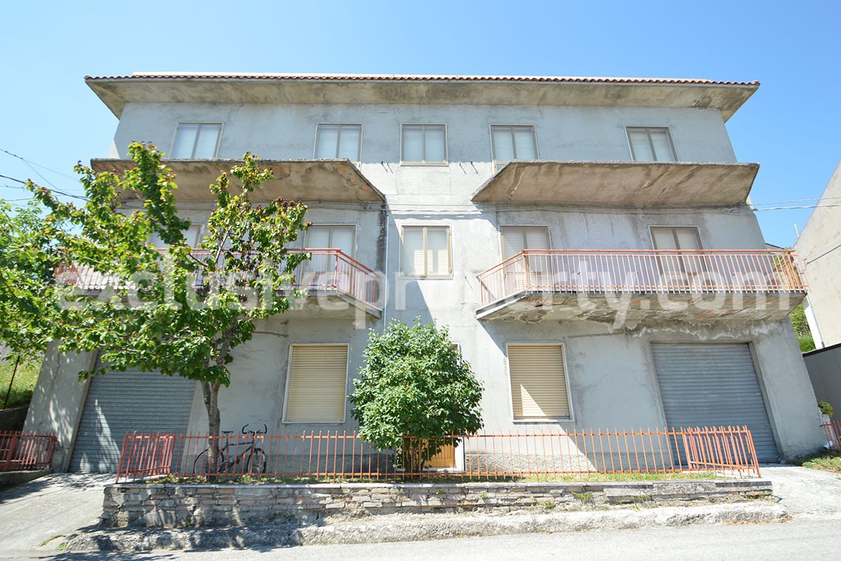 Selling house in Italy with terrace in Aruzzo - Roccaspinalveti 2