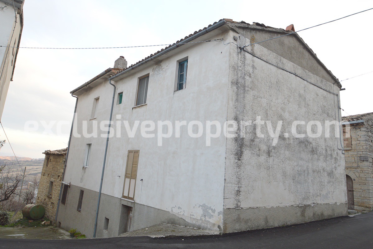 Property for sale with garden and cellar located in the Province of Chieti 2