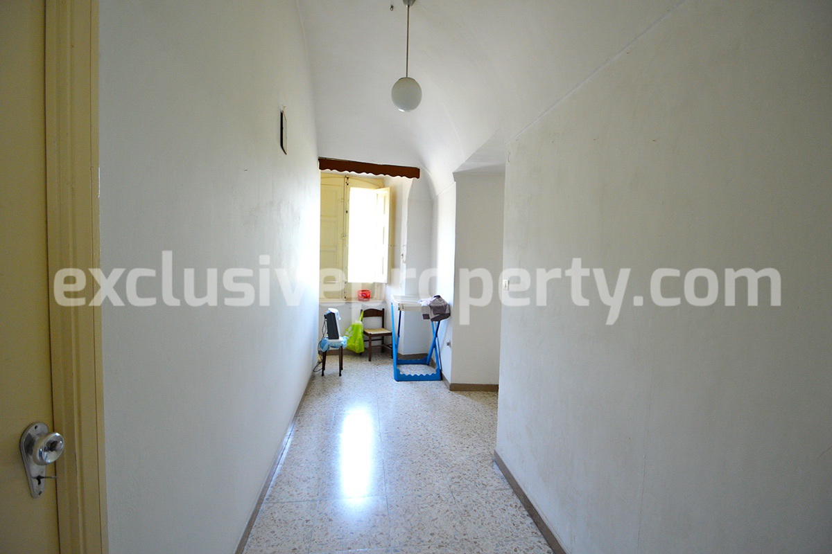 House with garden with panoramic views over the valley for sale in Abruzzo