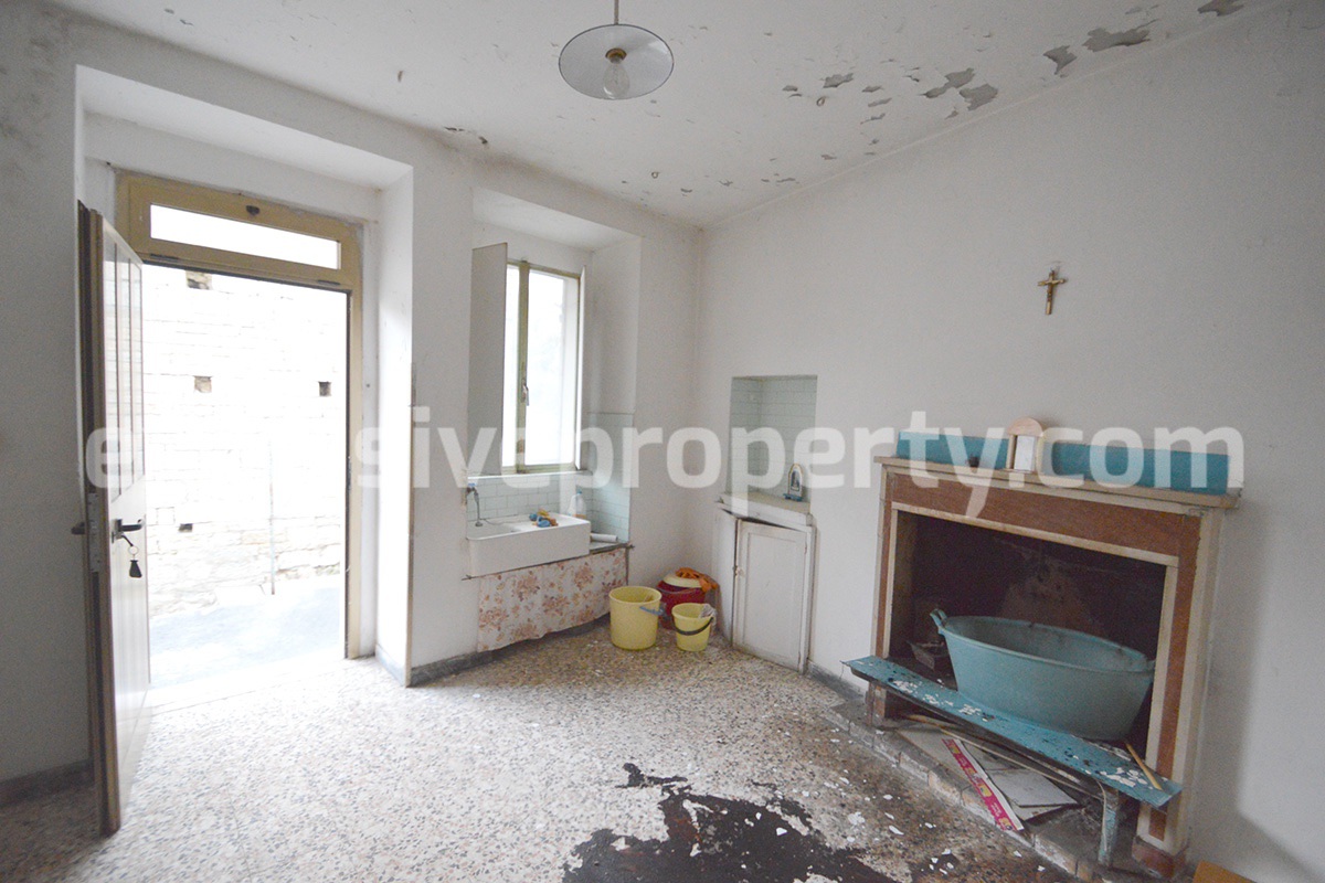 Property for sale with garden and cellar located in the Province of Chieti 4