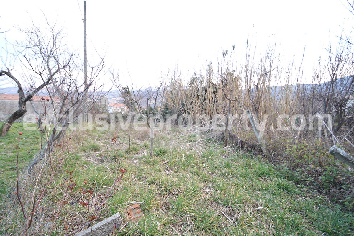 Property for sale with garden and cellar located in the Province of Chieti