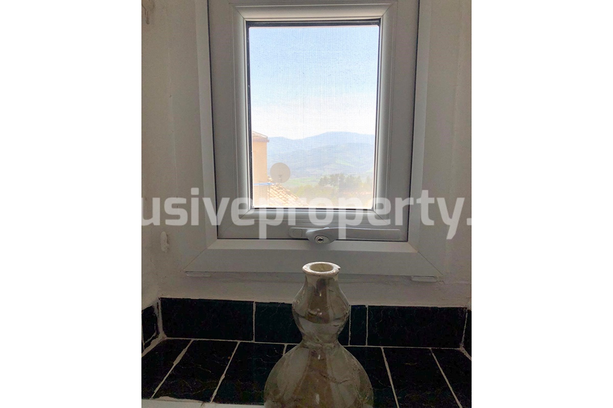 Town house in sold furnished and complete with terrace and outdoor space in Italy