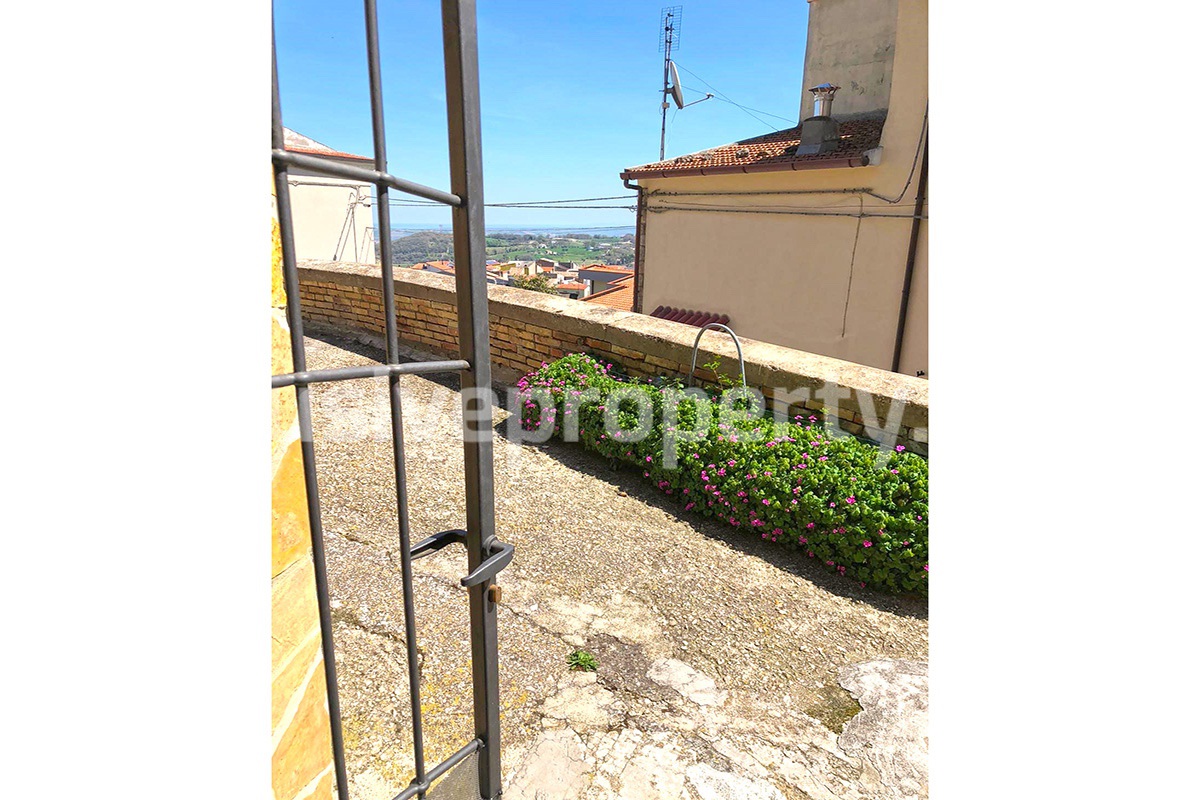 Town house in sold furnished and complete with terrace and outdoor space in Italy