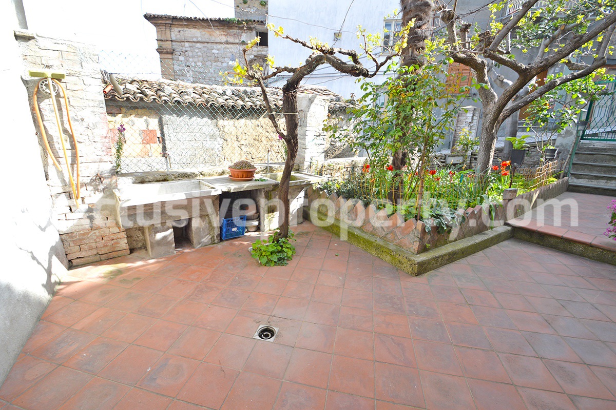 House with garden with panoramic views over the valley for sale in Abruzzo 2