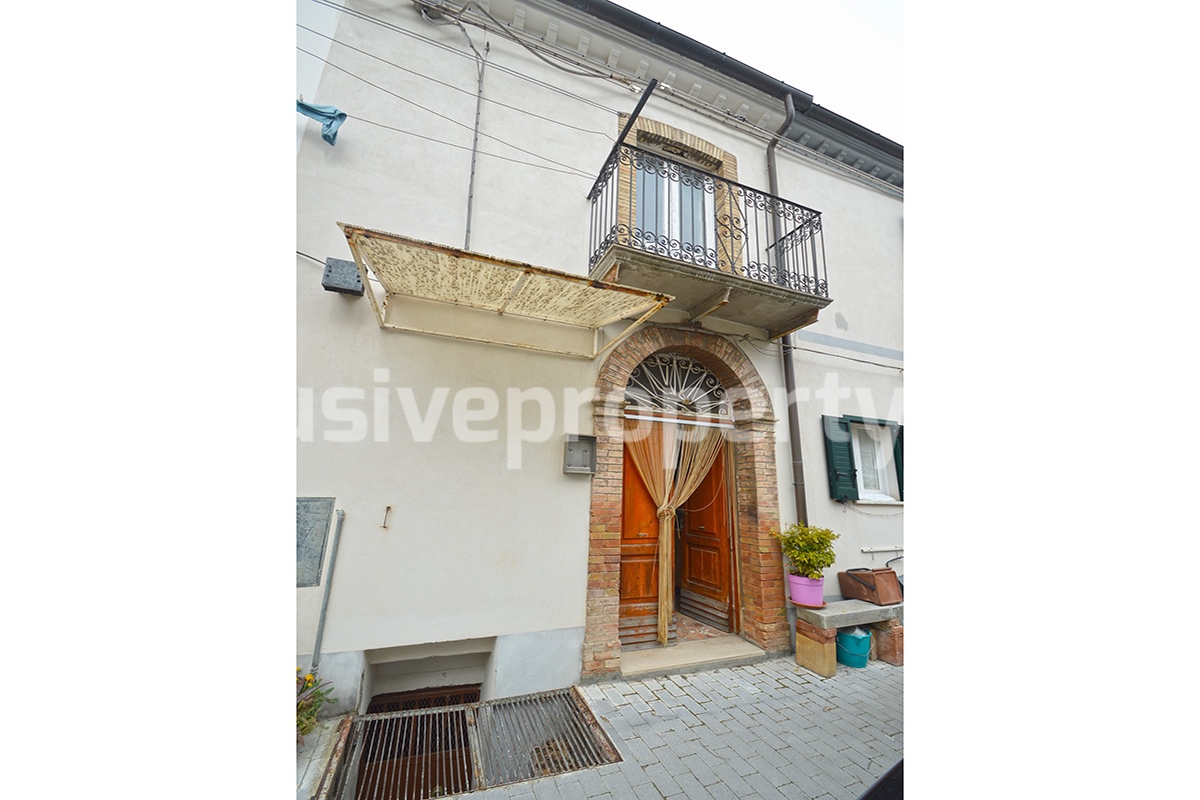 Habitable house with cellar a few km from the sea for sale in Abruzzo 1