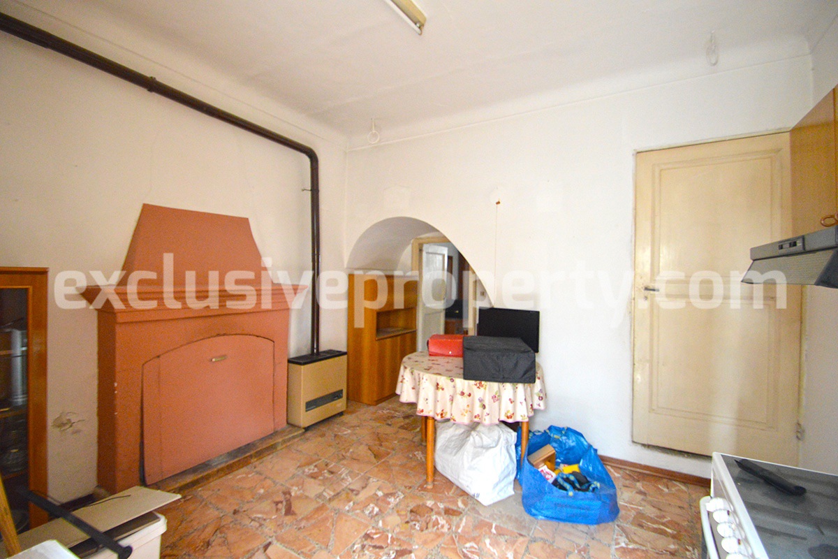 Habitable house with cellar a few km from the sea for sale in Abruzzo 4