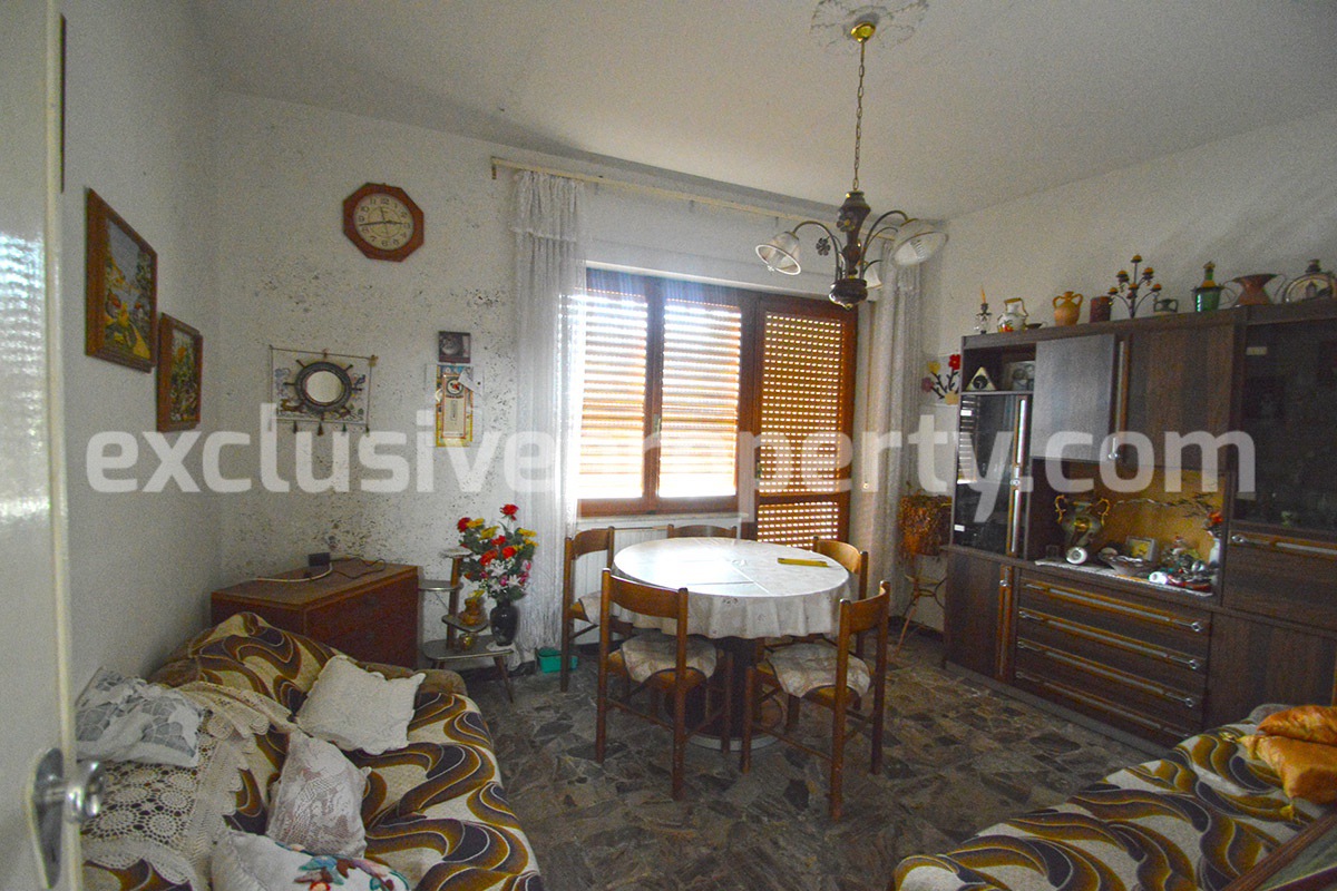 Property with garage and garden for sale a few km from the sea in Abruzzo