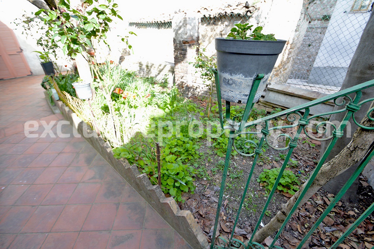 House with garden with panoramic views over the valley for sale in Abruzzo 6
