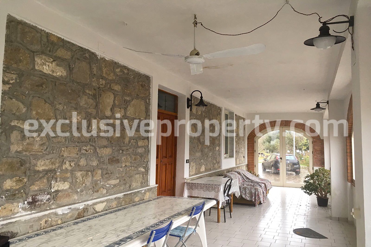 House with adjoining land in a quiet area for sale in the Molise hills