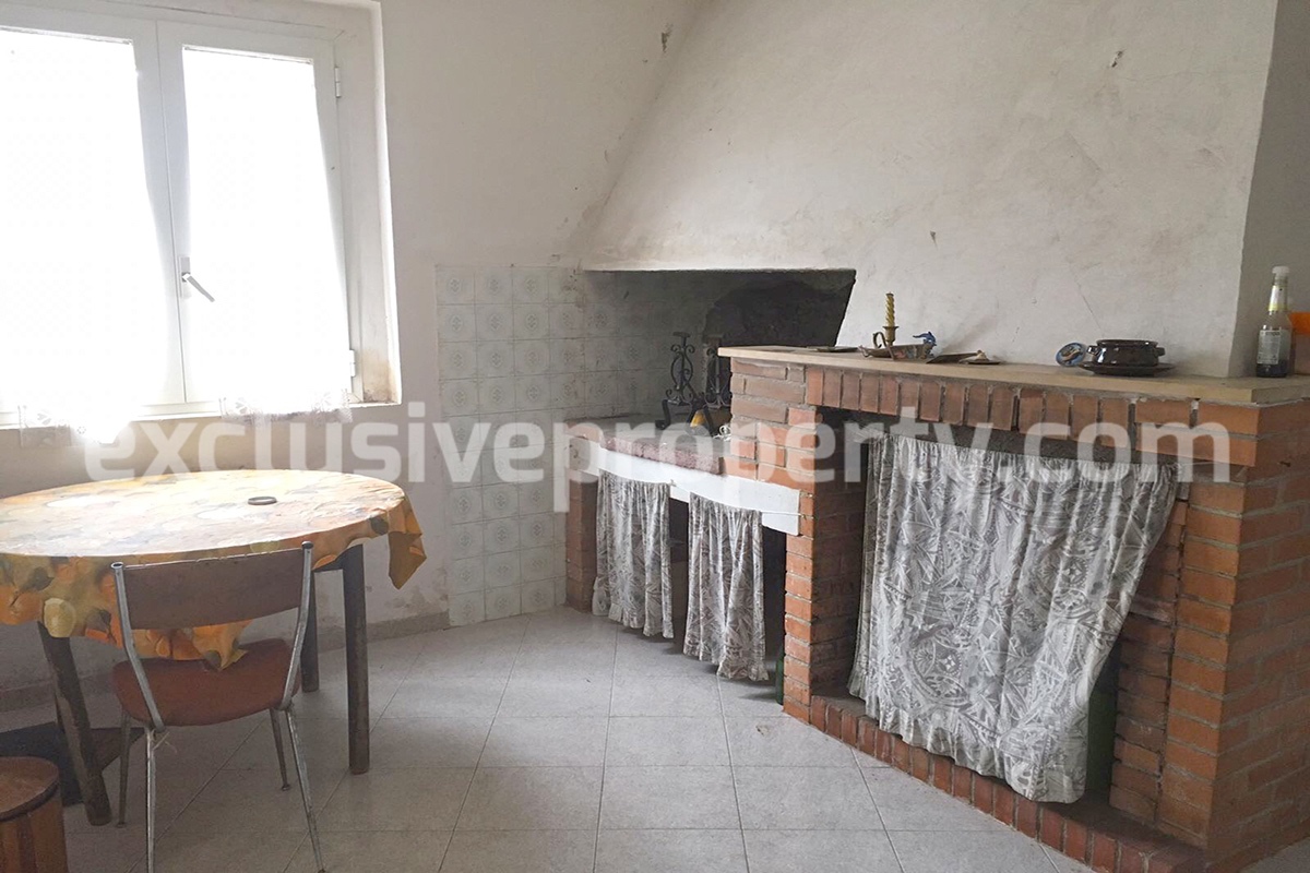 House with adjoining land in a quiet area for sale in the Molise hills 8