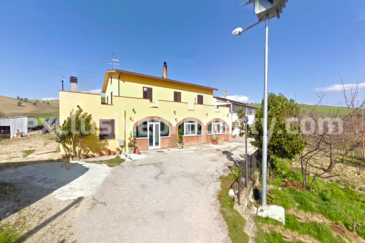 House with adjoining land in a quiet area for sale in the Molise hills