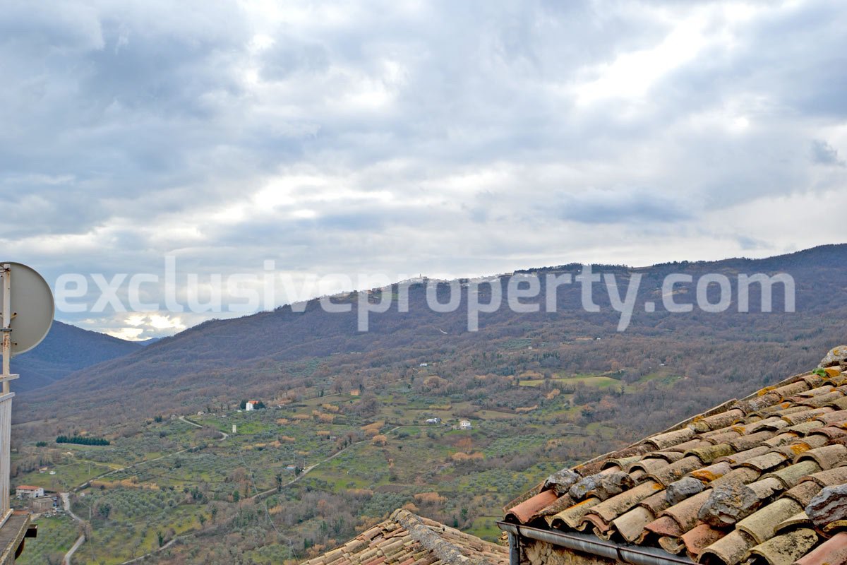 Habitable house with panoramic views over the valley for sale i Italy 17