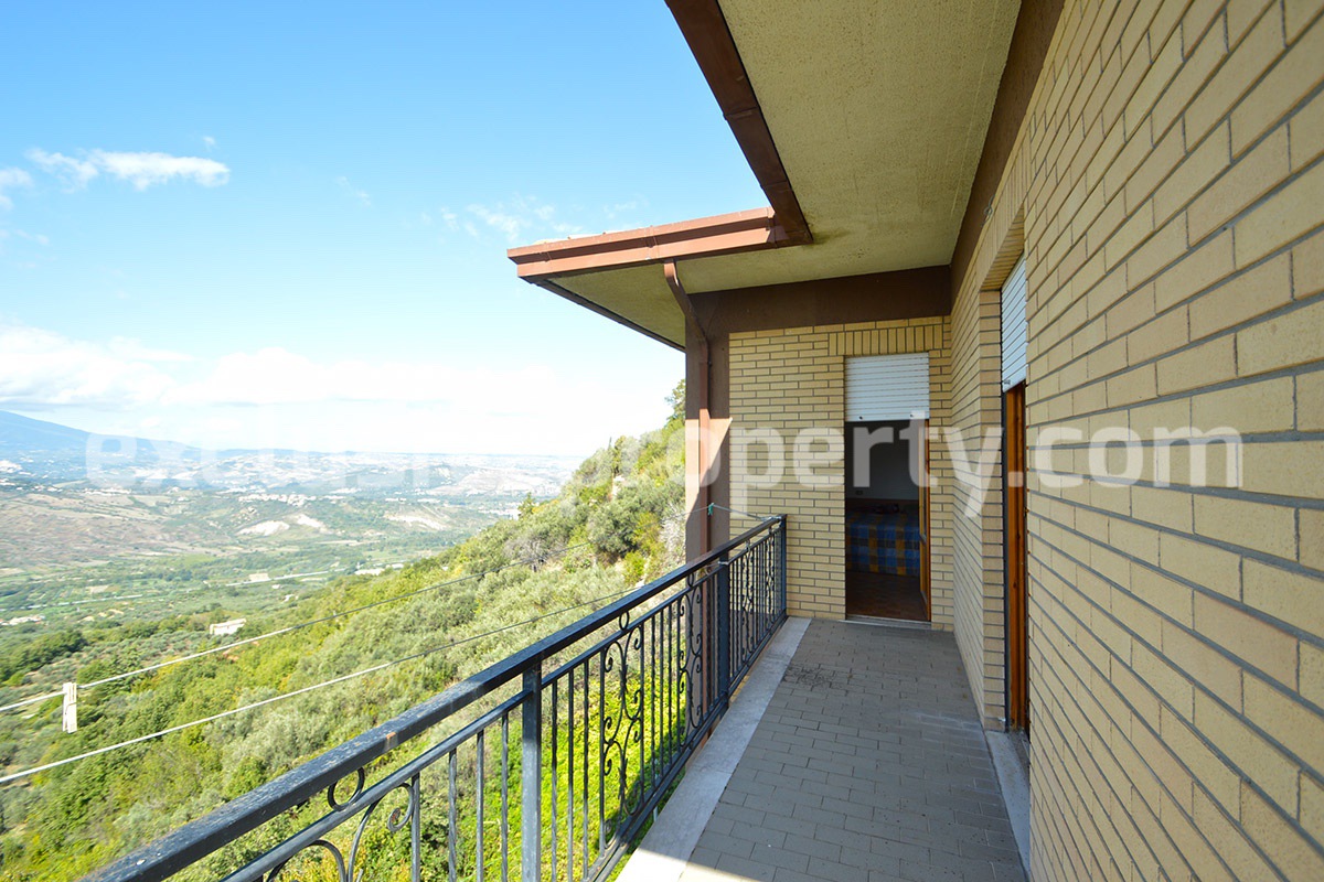 Spacious house with land for sale in the Abruzzo hills halfway between sea 17