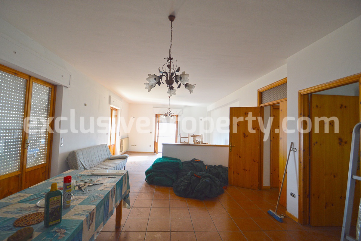 Spacious house with land for sale in the Abruzzo hills halfway between sea 21