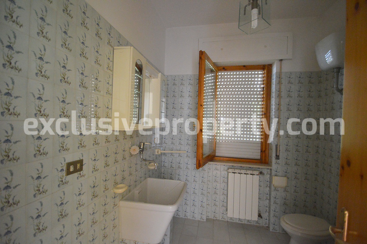 Spacious house with land for sale in the Abruzzo hills halfway between sea 26