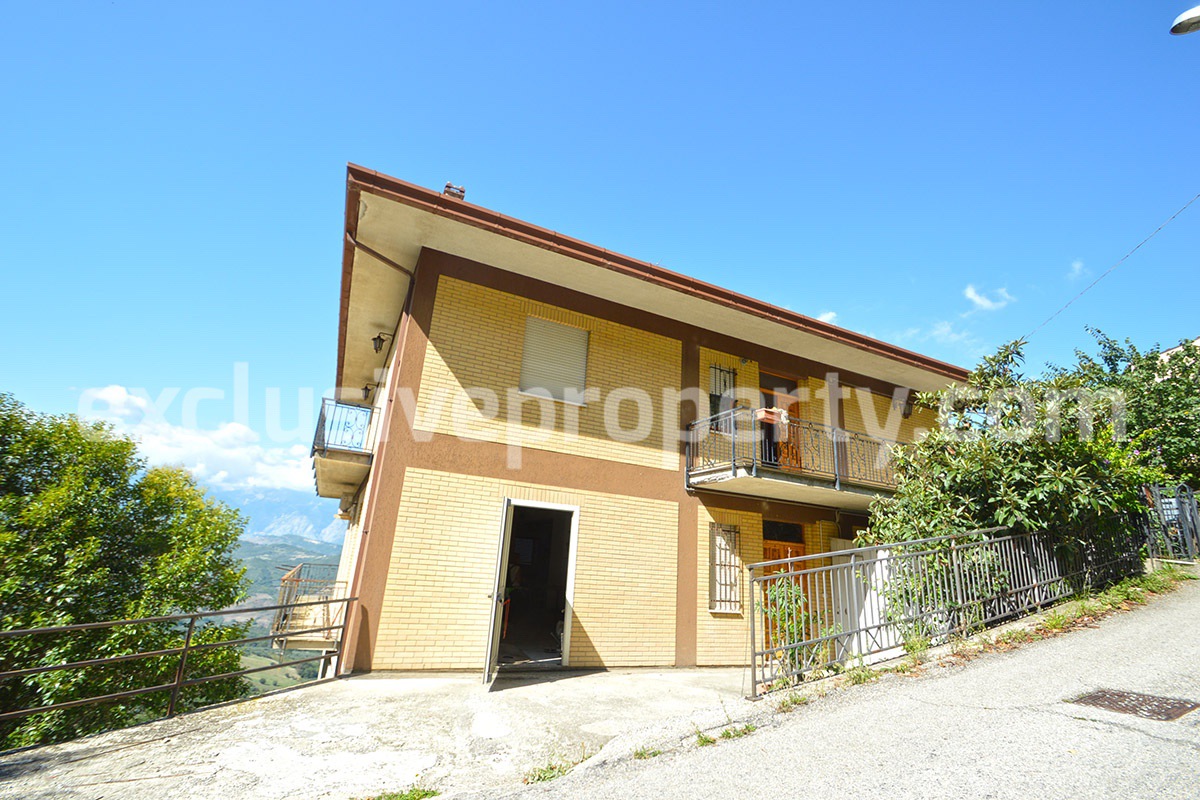 Spacious house with land for sale in the Abruzzo hills halfway between sea