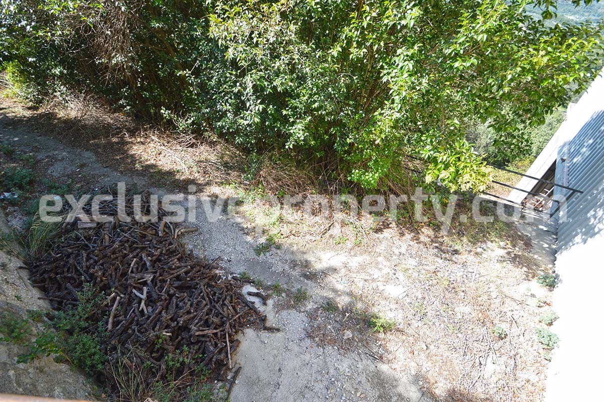Spacious house with land for sale in the Abruzzo hills halfway between sea 34