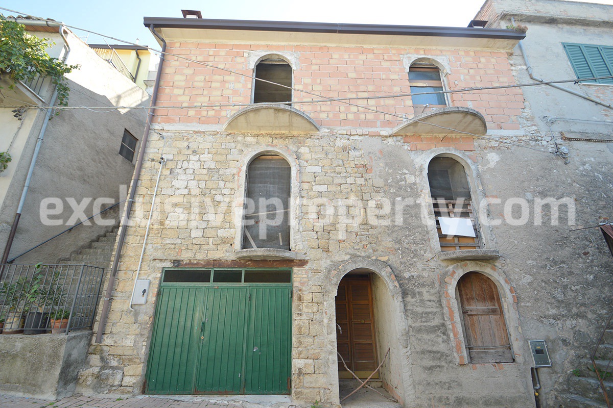 Partially restored stone house to be completed for sale in Archi in Abruzzo 2