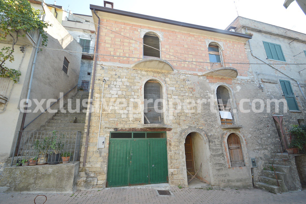 Partially restored stone house to be completed for sale in Archi in Abruzzo 1