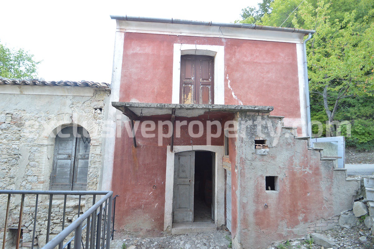 Country house semi-detached completely in stone and to be restored composed