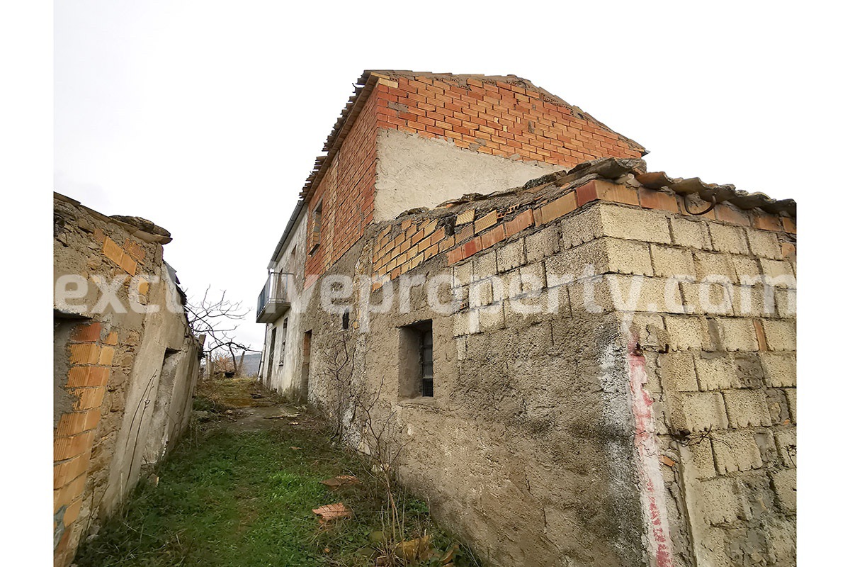 Country house for sale in Guilmi countryside on the Abruzzo hills 1