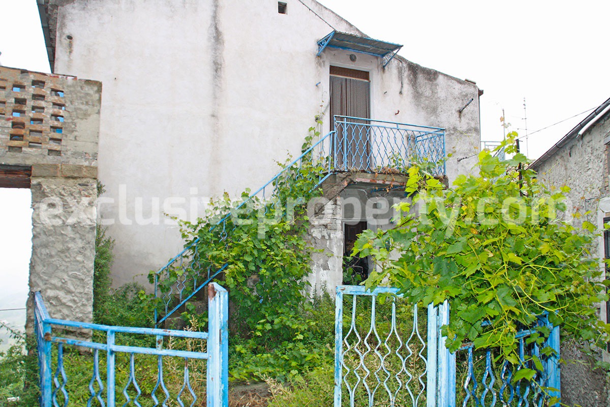 Large character property with garden sea view and garage for sale in Abruzzo 1
