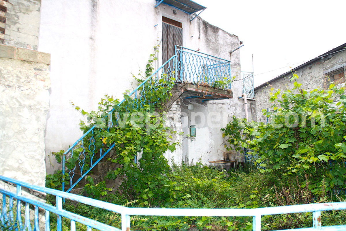 Large character property with garden sea view and garage for sale in Abruzzo 2