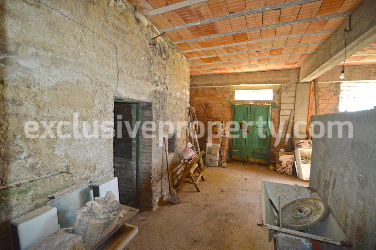 Two-storey house with veranda and garden for sale in Molise - Italy