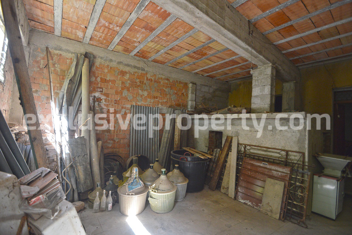 Two-storey house with veranda and garden for sale in Molise - Italy