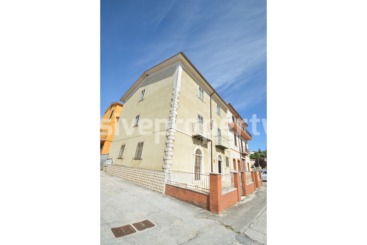 Three-storey house with front and side outdoor space for sale in Molise 2