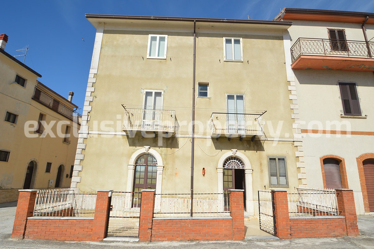 Three-storey house with front and side outdoor space for sale in Molise 1