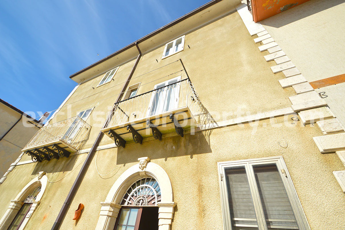 Three-storey house with front and side outdoor space for sale in Molise 3