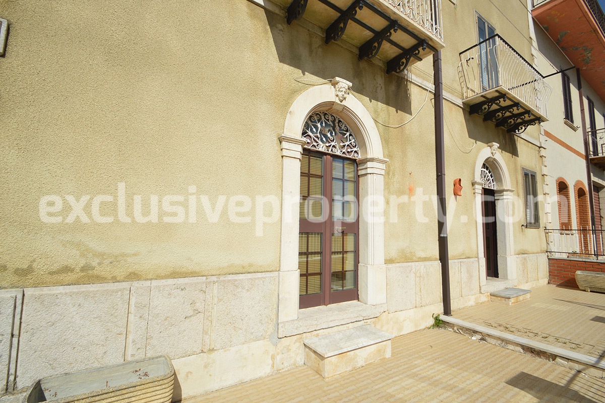 Three-storey house with front and side outdoor space for sale in Molise 4