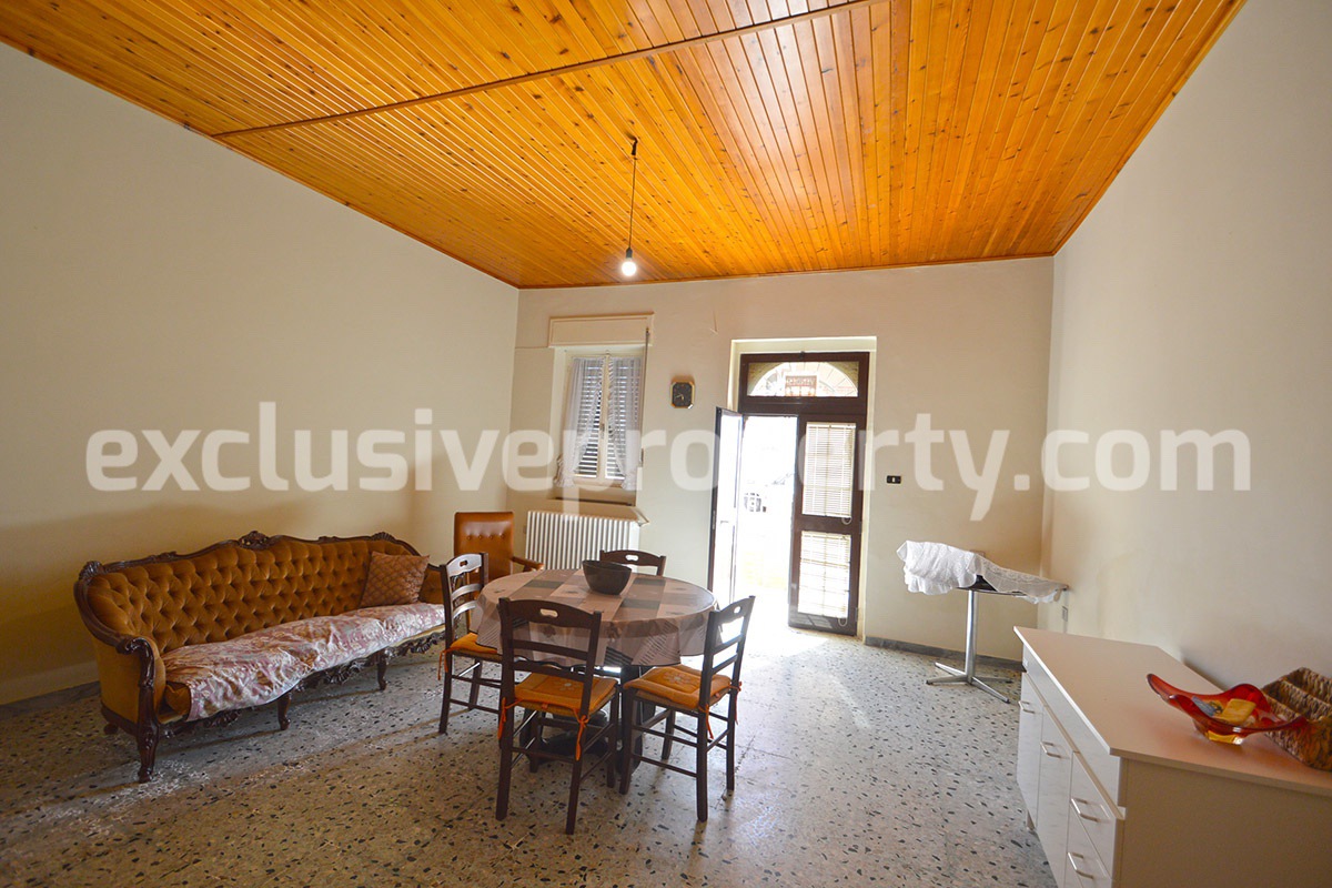 Three-storey house with front and side outdoor space for sale in Molise 8