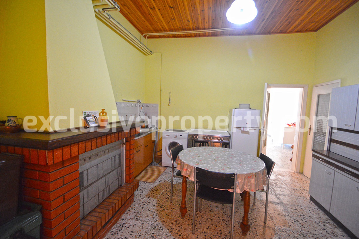 Three-storey house with front and side outdoor space for sale in Molise