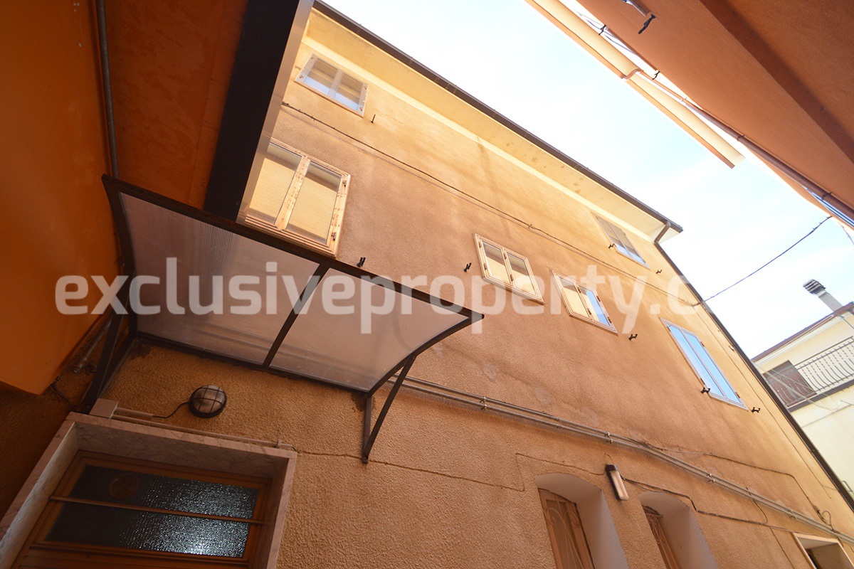 Three-storey house with front and side outdoor space for sale in Molise 12