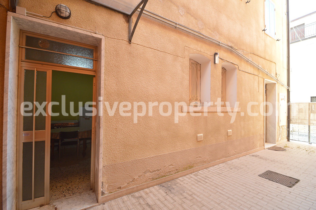 Three-storey house with front and side outdoor space for sale in Molise 13