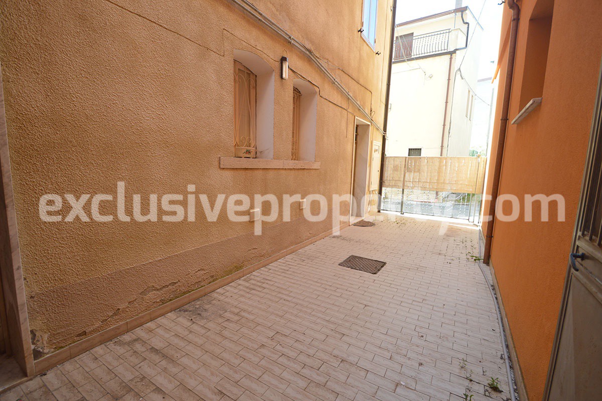 Three-storey house with front and side outdoor space for sale in Molise 14